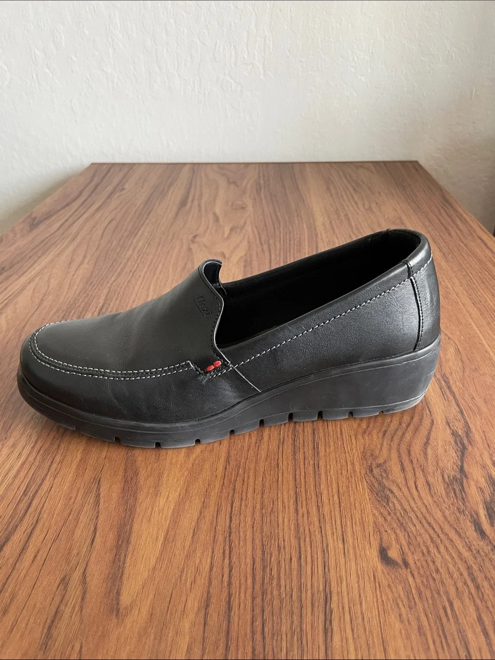 Flexi Black leather Slip-On Leather Loafers